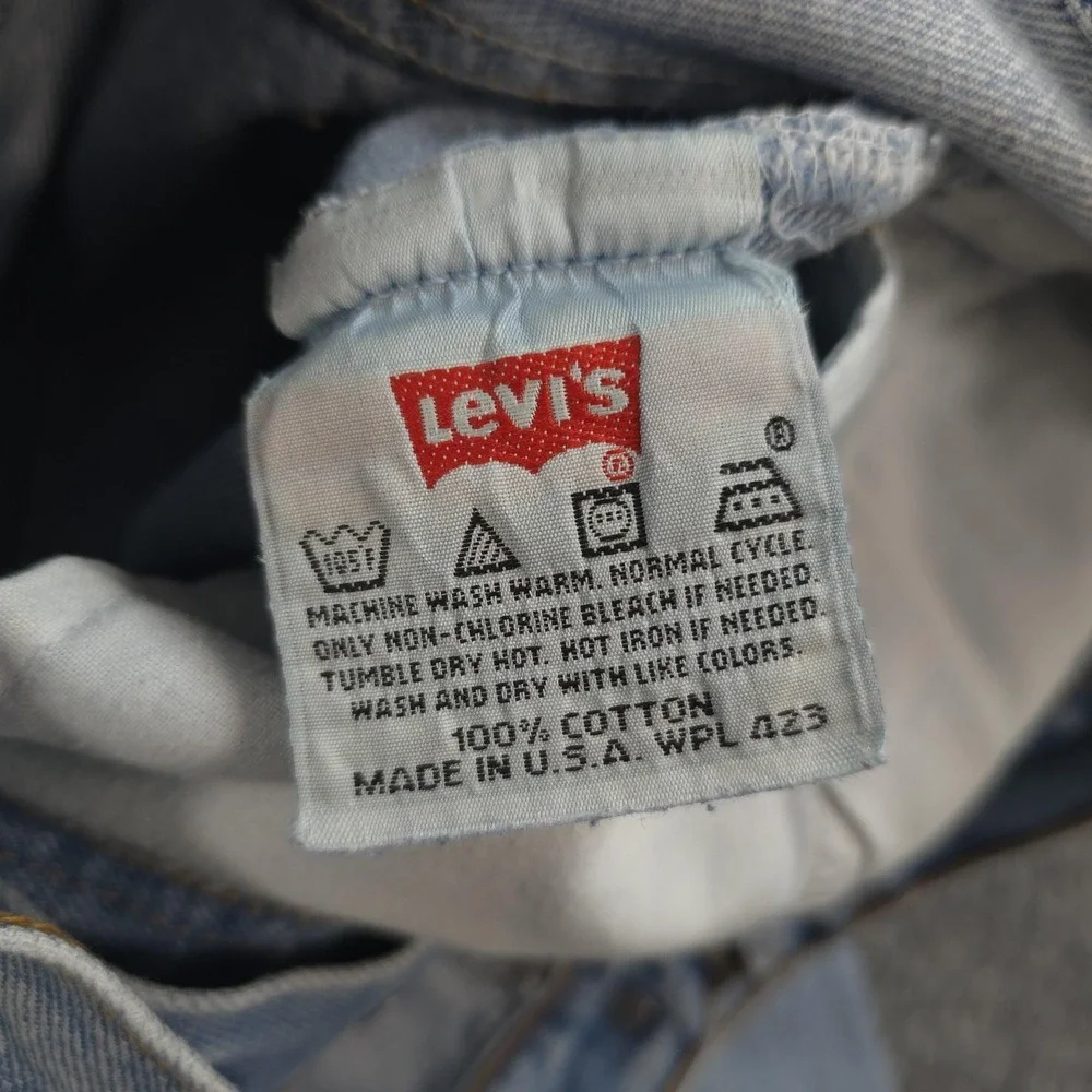 Vintage Levis Jeans Mens 32x32 Light Blue Denim 501 Button Fly Made USA 90s